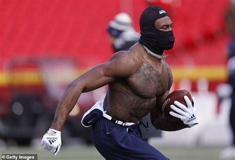 NFL DK Metcalf Warms Up SHIRTLESS In Below 10 Degrees In Kansas City