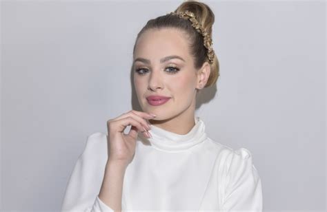 Wiktoria Gąsiewska w bikini Aktorka prezentuje mokre ciało pozdrawiając z basenu Naturalna