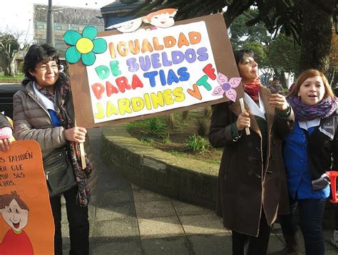 Tías de jardines infantiles de Castro marcharon para exigir un trato