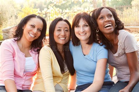 Diverso Gruppo Di Donne Che Parlano E Che Ridono Immagine Stock Immagine Di Felicità Sunlight