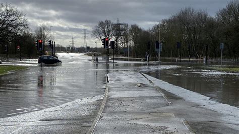 River Loddon bursts banks causing severe flooding across Winnersh, Hurst and Woodley – Wokingham ...