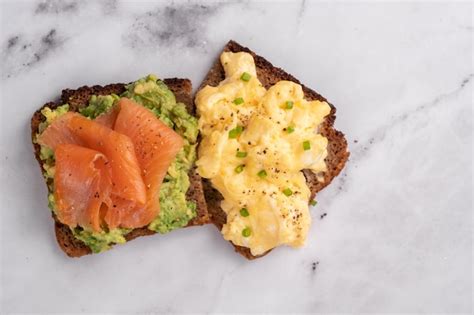 Oeufs Brouillés Au Saumon Fumé Et Toasts De Blé Entier Photo Premium