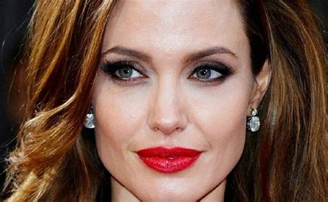 Angelina Jolie Reaparece Con El Cabello Rizado Natural