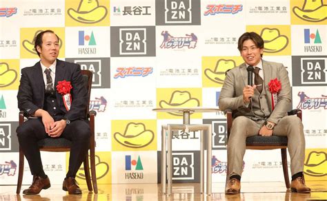 ＜2022プロ野球最優秀バッテリー賞・表彰式＞笑顔でプレスインタビューに応じる青柳（左）と梅野（撮影・白鳥 佳樹） ― スポニチ Sponichi Annex 野球