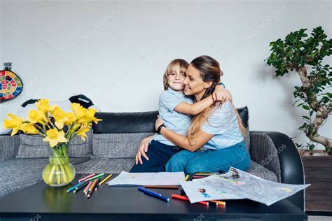 Sonriente Hijo Abrazando A Su Feliz Madre Durante El Fin De Semana