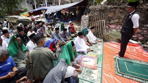 Masjid Rusak Gegara Gempa Cianjur Warga Salat Jumat Di Jalan