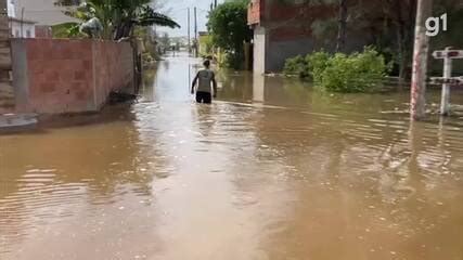 Mar avança e inunda ruas e casas durante ressaca em Arraial do Cabo RJ