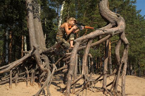 Jeune Blonde Avec Un Fusil Photo Stock Image Du Assez 26588338