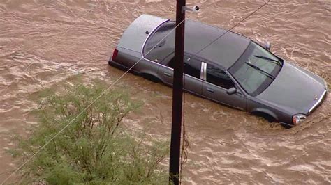 Raw Video Car Stuck In Flood Waters Near Cave Creek Youtube