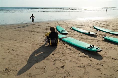 Persona Que Practica Surf Playa De Kuta Bali Foto Editorial Imagen