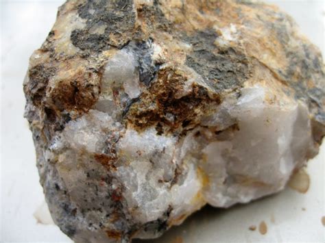 6 Rocks That Contain Gold (How To Tell if a Rock Has Gold In It) - Rock ...