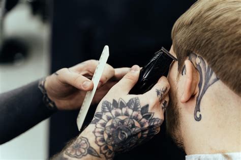 Corte De Pelo Masculino Con Maquinilla De Afeitar El Ctrica Peluquero