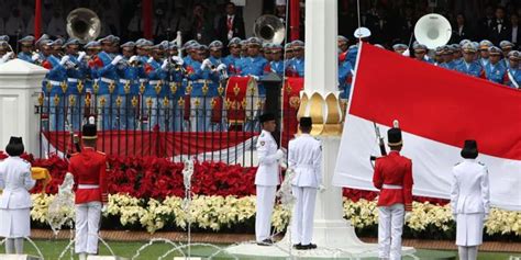 Ini petugas upacara penurunan bendera merah putih di Istana Merdeka ...