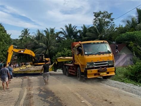 Truk Trailer Pengangkut Alat Berat Sebabkan Lalu Lintas Lumpuh Lebih