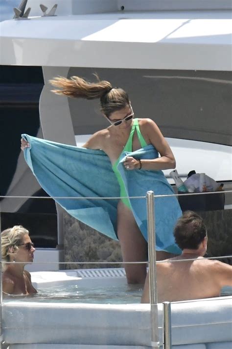 Maria Menounos sexy en bikini vert sur un yacht en vacances à Mykonos 6 juin 2023