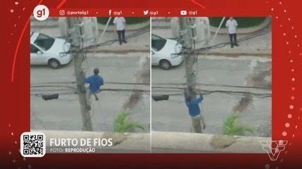 G1 Em 1 Minuto Santos Homem Arrisca A Vida Ao Escalar Poste Para