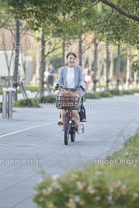 自転車で子供を保育園に送るお母さんの写真素材 [129308372] イメージマート