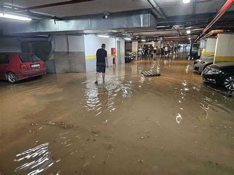 Foto Jaka Oluja Stigla U Crnu Goru Centar Budve Pod Vodom Poplavljeno