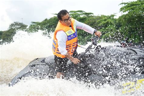 Nikmati Potensi Sungai Mahakam Akmal Malik Main Jetski Eksekutor