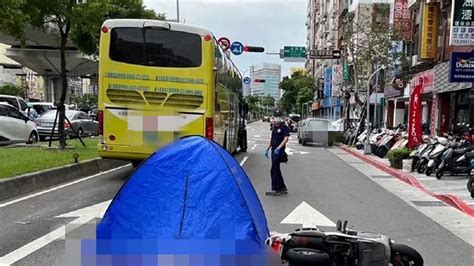 新北男騎車「遭公車輾斃」 捲車底驚悚瞬間曝光｜東森新聞：新聞在哪 東森就在哪裡