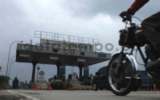 Pengendara Sepeda Motor Masuk Jalan Tol DATATEMPO