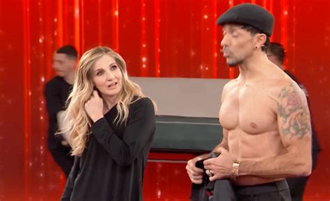 Cuccarini Bacio Hot Con Emanuel Lo La Reazione Di Maria De Filippi E Di