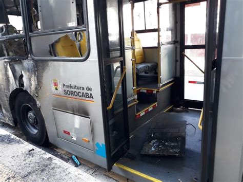 Ônibus do transporte público pega fogo na região central