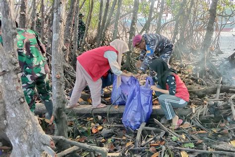 TNI AL Dan Masyarakat Bersatu Laksanakan Aksi Bersih Pantai Di Sulawesi