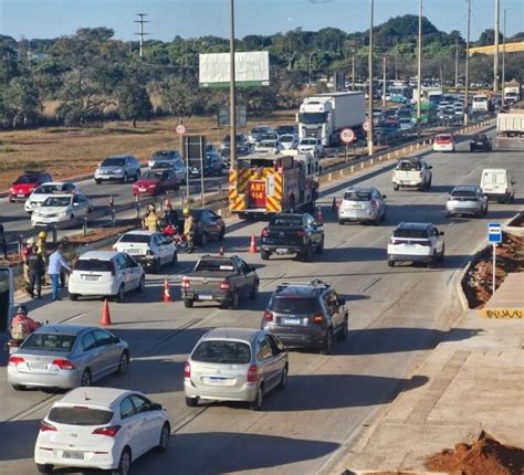 Criança é atropelada após engavetamento entre 3 carros na via