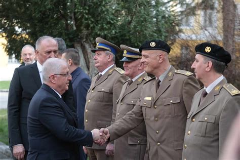 Pogledajte Kako Je Zukan Helez Do Ekao Ministra Odbrane Turske