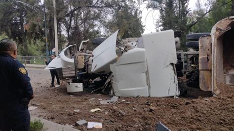 Tráiler con 41 toneladas de tierra cae desde un puente en Periférico