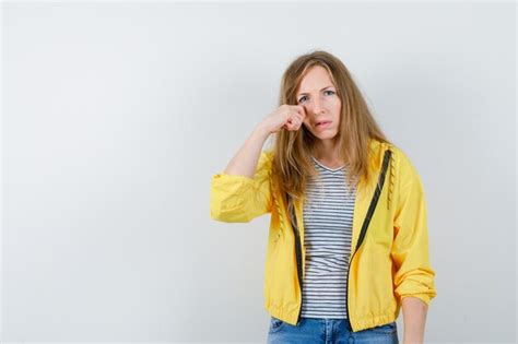 Junge Blonde Frau In Einer Gelben Jacke Kostenlose Foto