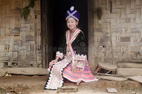 穿传统服装的亚洲妇女阿卡老挝 包图企业站