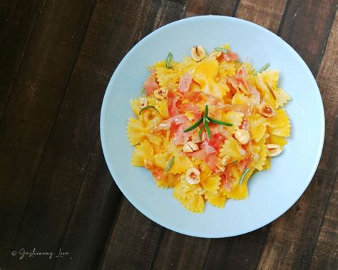 Pasta Con Crema Di Zucca Speck E Nocciole Facile E Golosa