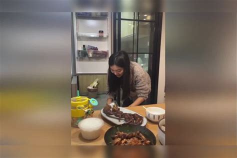 交往5年的女友第一次主动做饭，把男友吓得坐立不安“她笑的我心发慌”。