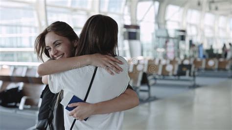 Joven Lesbiana Que Conoce A Su Enamorada En El Aeropuerto Metrajes