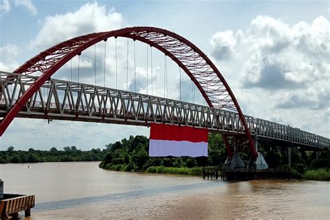 Sang Merah Putih Raksasa Berkibar Di Jembatan Sungai Kahayan Palangkaraya