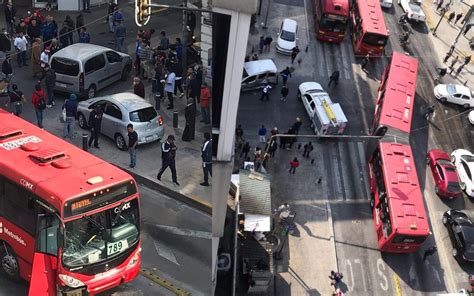 Choca Metrobús y camioneta en Balderas hay 3 heridos Video