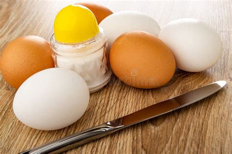 Tabla De Huevos Blancos Y Marrones Cuchillo De Sal Sobre Mesa De Madera