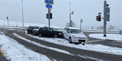 Zug Zg Baar Zg Vier Verletzte Bei Unf Llen Auf Glatten Strassen