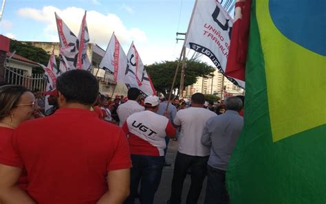 Manifestantes A Favor De Lula Fazem Ato Em Aracaju Durante Julgamento