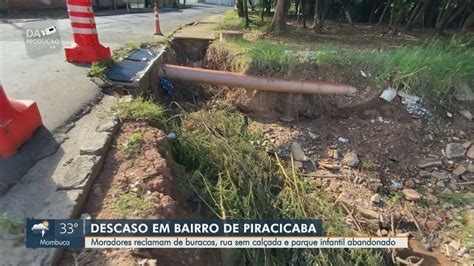 Moradores reclamam de cratera rua sem calçada e parque infantil