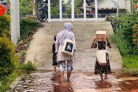 Banjir Pekalongan Surut Pengungsi Mulai Pulang Antara News