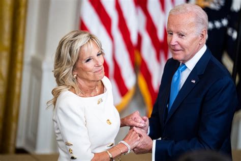 Amerikaanse First Lady Verklapt Aan Macron Dat Biden 80 “klaar” Is