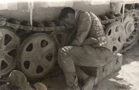 Wehrmacht Panzer Soldat Schl Ft Im Schatten Halbkette Fahrzeug Kfz