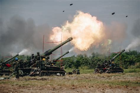 Taiwan Army M110 howitzer firing. [4096x2731] : MilitaryPorn