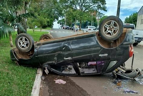 Carro Capota E Colide Em Rvore No Oeste De Sc Clicrdc