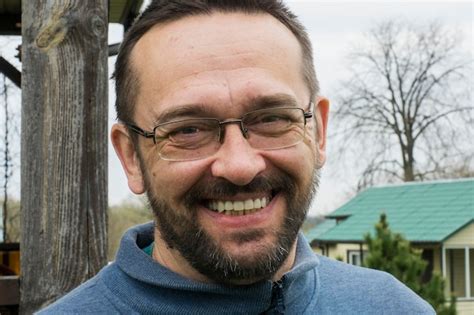 Premium Photo Smiling Bearded Man With Glasses Outdoors Portrait