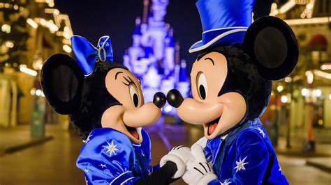 Disney Parks After Dark: Mickey and Minnie Prepare for Disneyland Paris ...