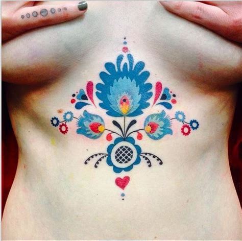 Tatuaggi in mezzo al seno un nuovo trend per celebrare la femminilità